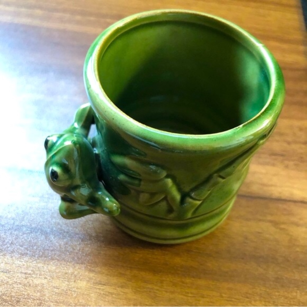 Frog climbing Bamboo Mini planter - Picture 2 of 13